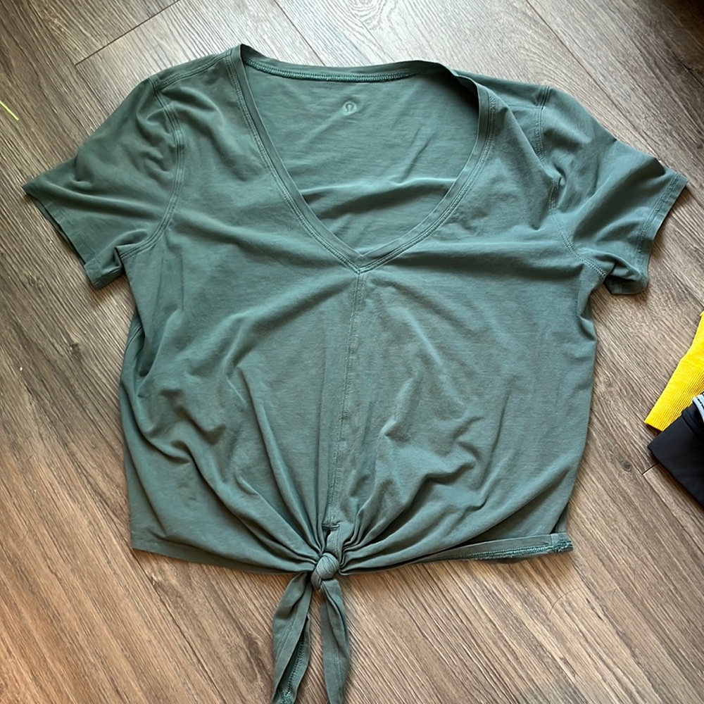 Lululemon size 6 crop top with tie